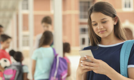 Téléphone portable à l’école : « je pense qu’il n’y a pas sa place » (A. Portier)