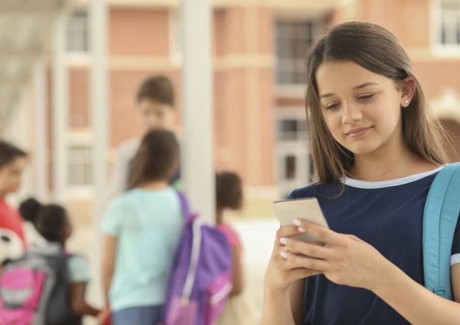 Téléphone portable à l’école : « je pense qu’il n’y a pas sa place » (A. Portier)